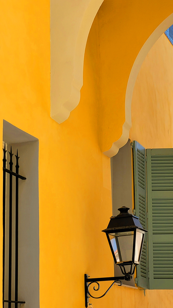 Une après-midi dans le vieil Antibes Une façade du vieil Antibes